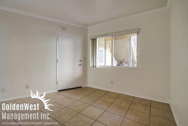 Building Photo - Pacific Beach Studio, Minutes from Everything