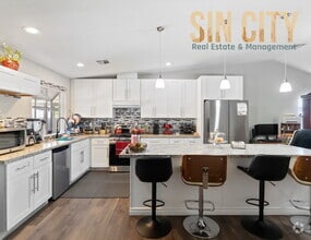 Building Photo - 1800 N Torrey Pines Dr