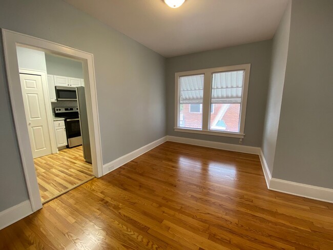 Building Photo - Newly Remodeled South Highlands Apartment