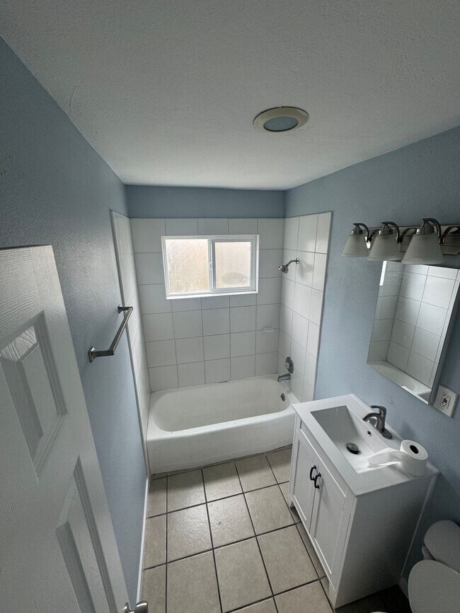 Foto del edificio - 3258-60 Greely Ave