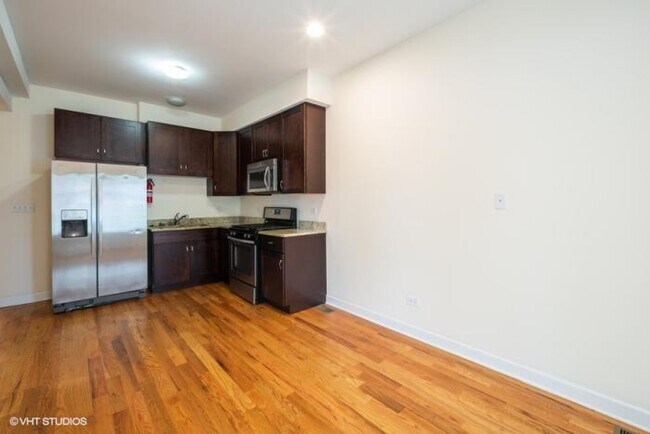 Foto del edificio - 4 bedroom in Chicago IL 60653