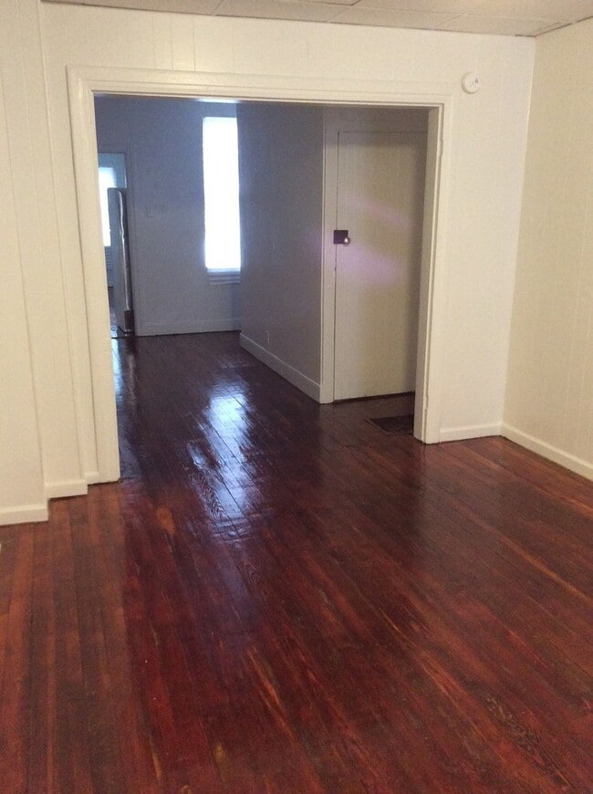 Building Photo - West End of Town! Close to transportation,...