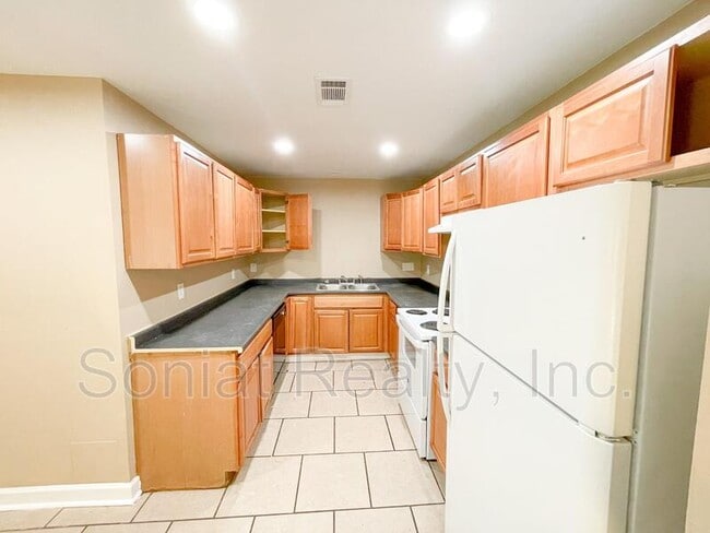 Building Photo - 4986 Kendall Dr
