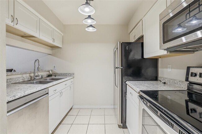 Foto del edificio - 4004 Nestle Oaks Pl