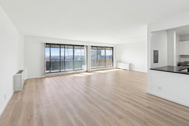 Building Photo - Stratford at Southern Towers