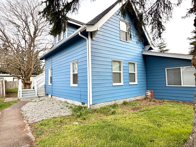 Foto del edificio - Rare Find! Private Yard + Firepit | Upstairs 1BR with Separate Entrance