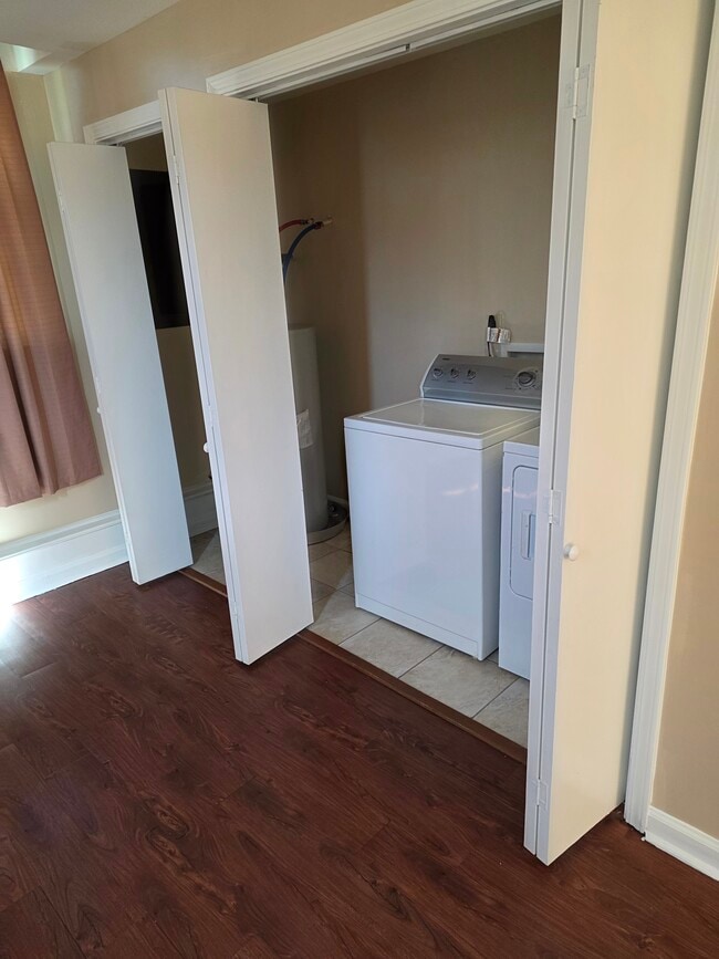 Building Photo - 3009 Sunnyview Dr