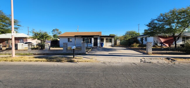 Building Photo - 2126 E Hidalgo Vista