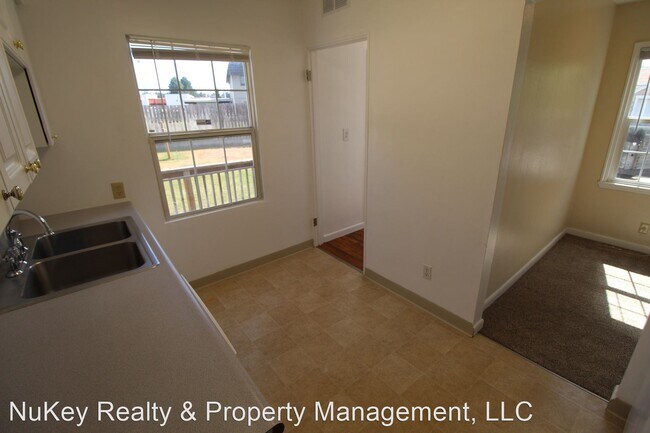 Building Photo - 2 br, 1 bath House - 216 E. Birch St..