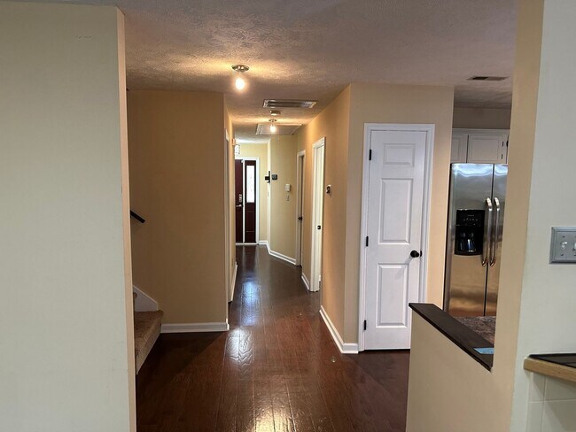 Building Photo - 2 Bedroom Townhome in Fayetteville