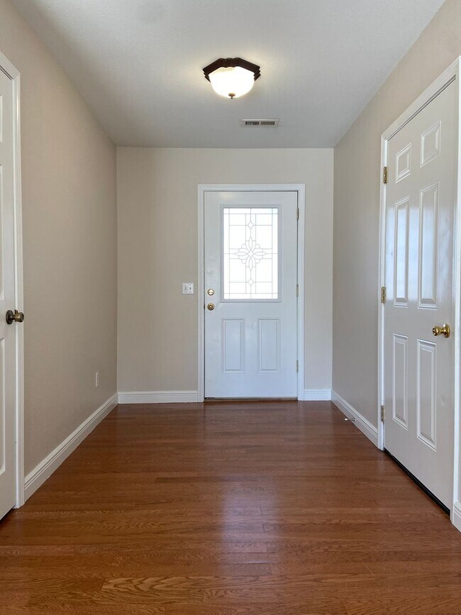 Foto del edificio - Single-Family Home in Evergreen Ridge, Hollister