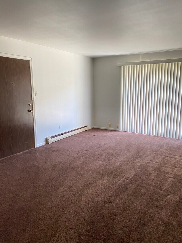 Living room, front door, and patio door - 5632 St James Ct