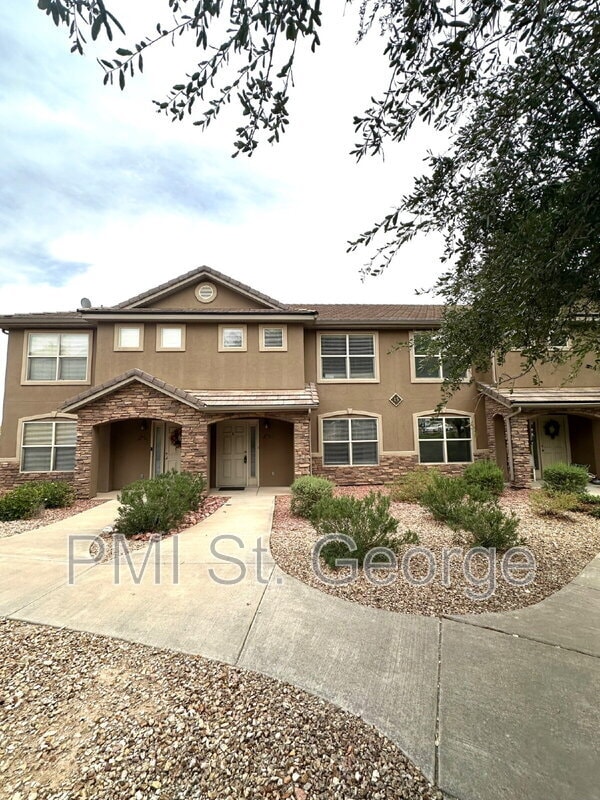 Building Photo - 3155 S Hidden Valley Dr