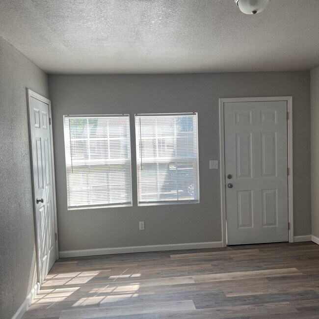 Building Photo - 525 E Ute St