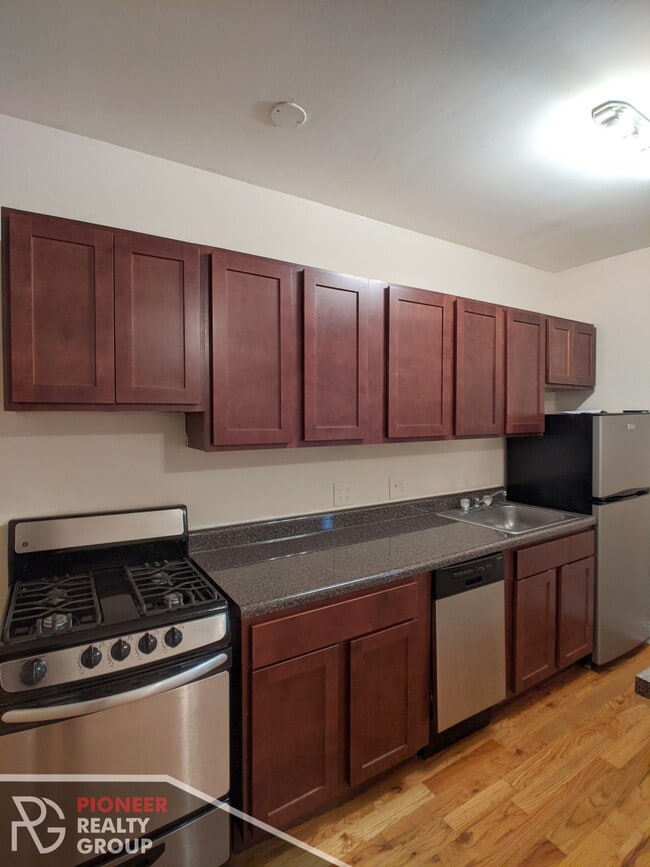 Building Photo - 813 W Cornelia Ave
