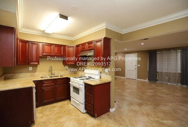 Building Photo - 2 bedroom 1.5 bathroom end unit condo in w...