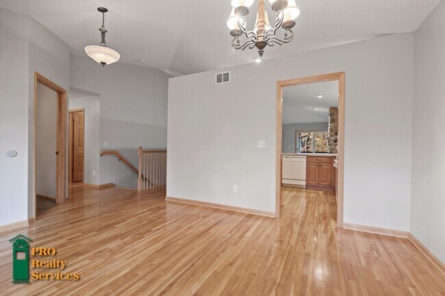 Foto del edificio - 3 Bedroom Townhome in Shorewood **Half Off...