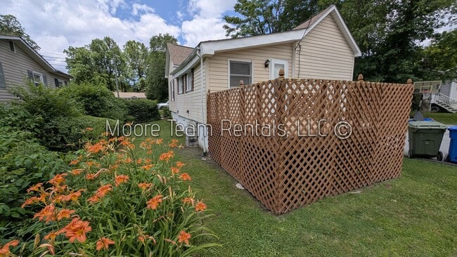 Building Photo - 2 Bed House with Washer/Dryer