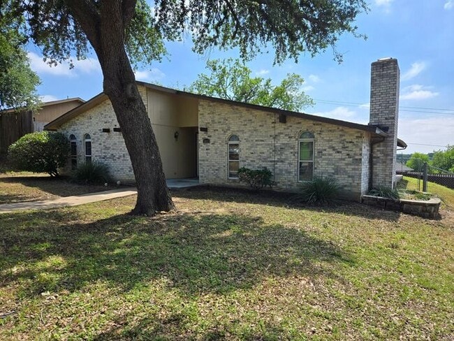 Building Photo - Hilltop 3 Bedroom, 2 Bath, 2 Car Garage Pr...