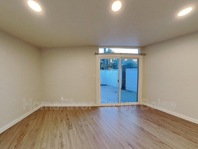 Foto del edificio - 2435 Cherry Ln