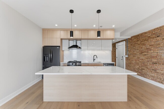 Foto del edificio - 7516 N Eastlake Terrace