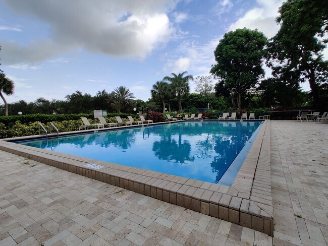 Foto del edificio - 3200 N Palm Aire Dr