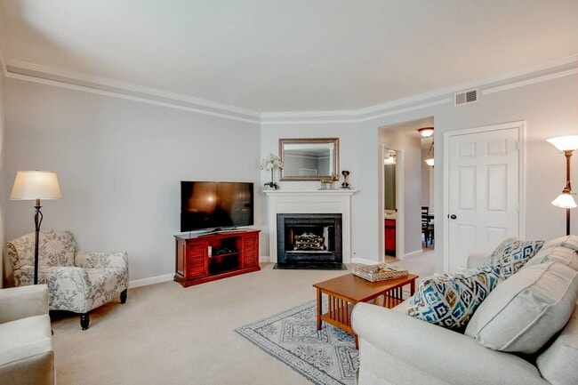 Building Photo - Recently Updated 2 Bed, 1.5 Bath Condo in ...