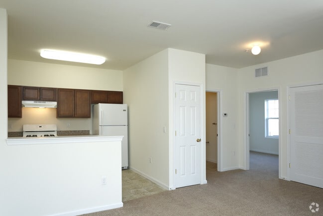 Dos habitaciones y sala de estar/ cocina - Autumn Ridge at Toms River Apartments