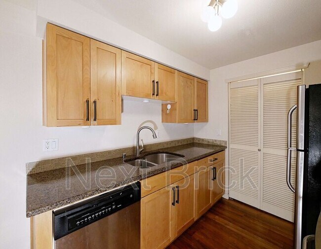 Foto del edificio - 3045 20th Ave W