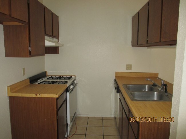 Building Photo - WESTSIDE: 2 BR 1 BTH