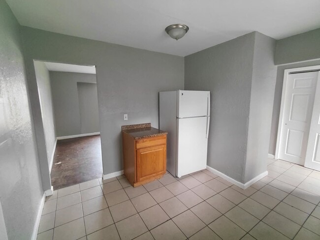 Building Photo - 1218 Maple Ave