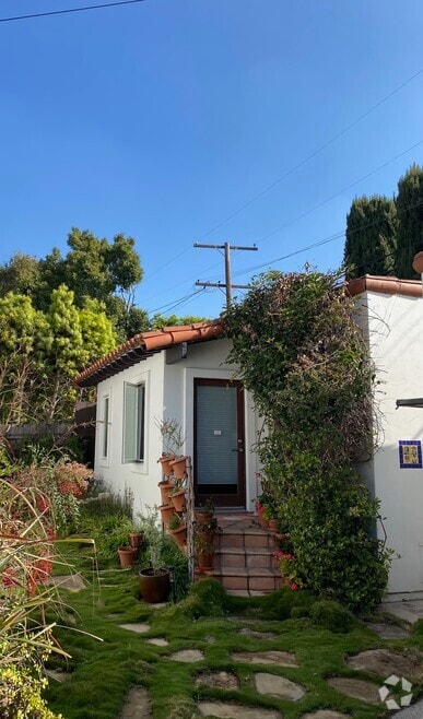 Building Photo - 1224 Poinsettia Dr