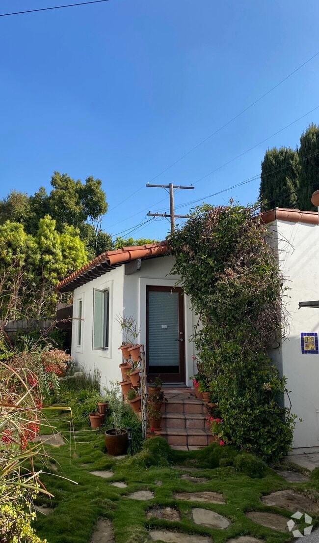 Building Photo - 1224 Poinsettia Dr
