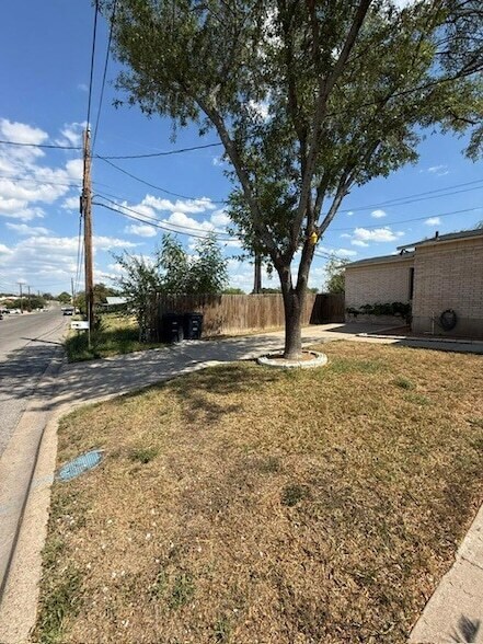 Foto del edificio - 2101 Hillcrest Blvd