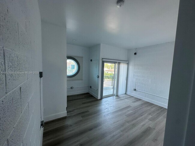 Foto del edificio - 3300 NW 19th Ave