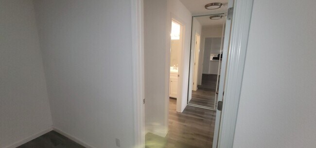 Building Photo - 2br2ba Condo