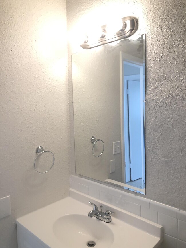Foto del edificio - 1564 W Blue Heron Blvd