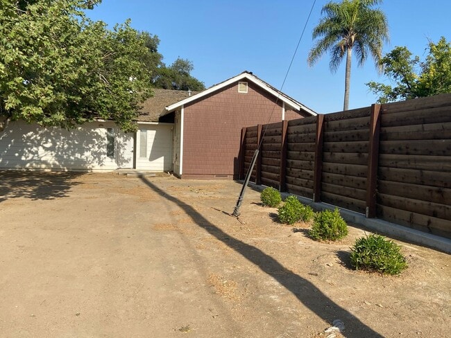 Building Photo - Lovely Country Charm with Swimming Pool