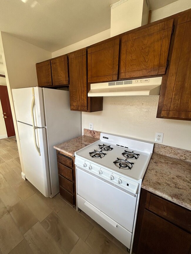 Foto del edificio - Spacious and upgraded 2 bedroom 1 bath, unit in Villa Verde Condominiums.