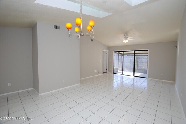 Foto del edificio - 2390 Ironstone Dr E