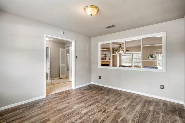 Building Photo - 635 E Cypresswood Dr