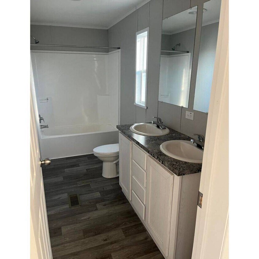 Foto del edificio - 1085 Spring Bay Rd