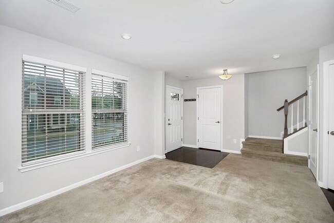 Building Photo - Stunning 3 Story 3BD/2+2HalfBA Townhome in...