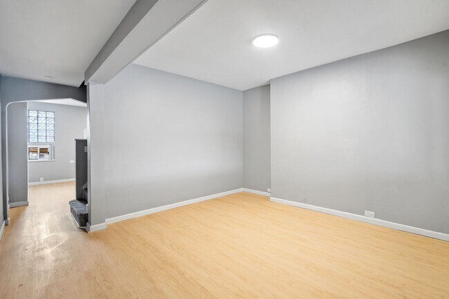 Building Photo - Newly Renovated 2 Bed, 1 Bath Rowhome in H...