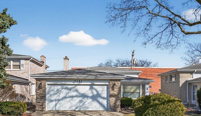 Foto del edificio - 7151 Hamlin Ave