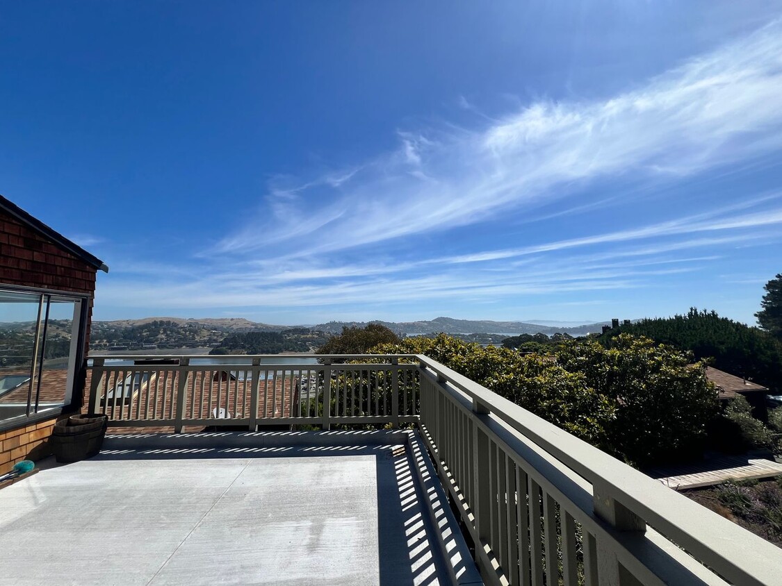 Primary Photo - ONE LEVEL ONE BEDROOM TOP-UNIT CONDO IN HE...