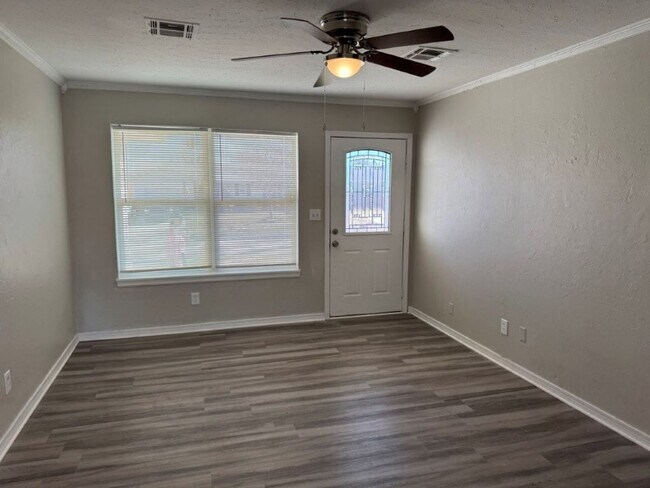 Foto del edificio - all Brand New 4 bed 1 bath converted garage, deck in back , large backyard in MWC!