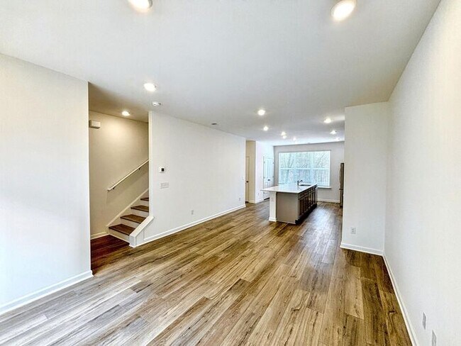 Building Photo - Beautiful 3-Bedroom Modern Mountain-View T...