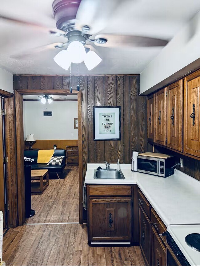 Cocina y sala de estar - 915 N Broadway