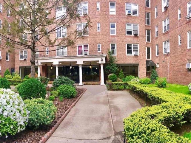 Foto principal - 105-37 64th Ave